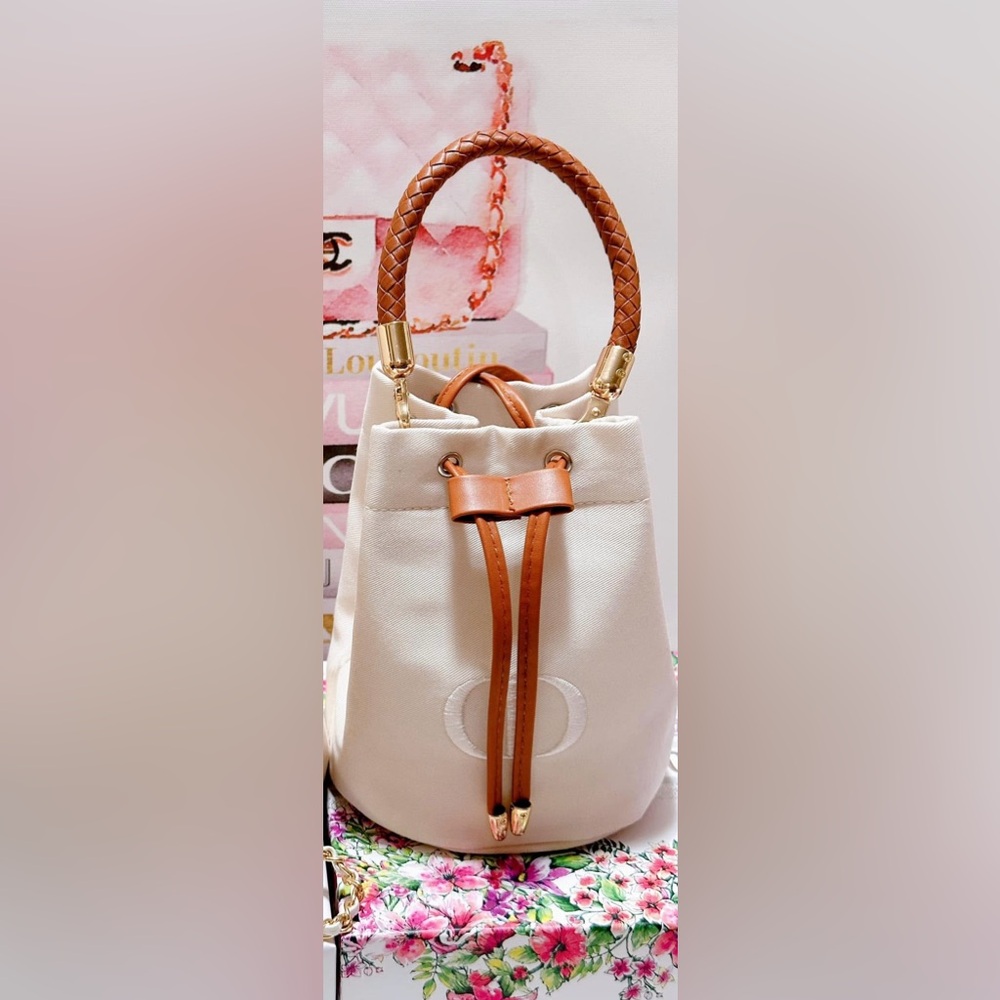 DIOR Chic White Bucket Bag - Picture 2 of 2